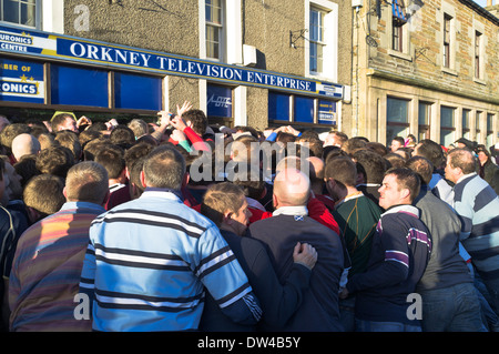 dh Ba Spiel KIRKWALL ORKNEY Pack von Ba Spieler Scrum New Years Day Ba Stockfoto