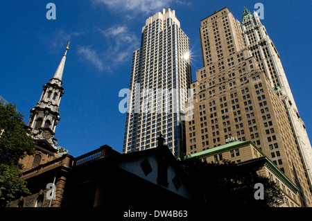 Saint Pauls Kapelle Financial District New York City lower Manhattan. Kapelle der St. Pauls-Kapelle, umgeben von hoch aufragenden skyscra Stockfoto