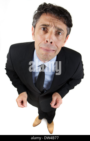 Traurig traurig Geschäftsmann im Stehen in die Kamera schaut mit einem mitleidigen Ausdruck, gleichsam zu brach in Tränen aus. Stockfoto