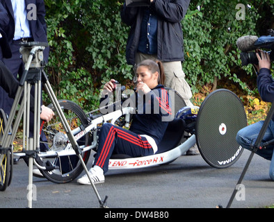 Olympischer Goldmedaillengewinner Boxen, ist Katie Taylor von Rachel Wyse für Sky Sports News am St. Stephens Green interviewt. Katie ausprobiert auch einen speziell angepassten Rennsport Rollstuhl Featuring: Olympischen Boxen gold Medalist, Katie Taylor Where: Dublin, Irland Whe Stockfoto