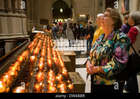 Anhänger zünden Kerzen an die Heiligen in der Kathedrale von St. Patricks Kathedrale. Fifth Avenue zwischen 50th und 51st Street. Stockfoto