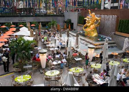 Fahnen, aufgereiht in einer Zeile außerhalb Rockefeller Center in Manhattan, New York City, New York, USA. Das Rockefeller Center. Zwischen 5. Stockfoto