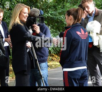 Olympischer Goldmedaillengewinner Boxen, ist Katie Taylor von Rachel Wyse für Sky Sports News am St. Stephens Green interviewt. Katie ausprobiert auch einen speziell angepassten Rennsport Rollstuhl Featuring: Olympischen Boxen gold Medalist, Katie Taylor Where: Dublin, Irland Whe Stockfoto