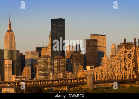 USA, New York, Queensboro Bridge, die Skyline von Manhattan aus Queens - beleuchtet im Morgengrauen betrachtet. Blick auf die Queensboro Bridge Stockfoto