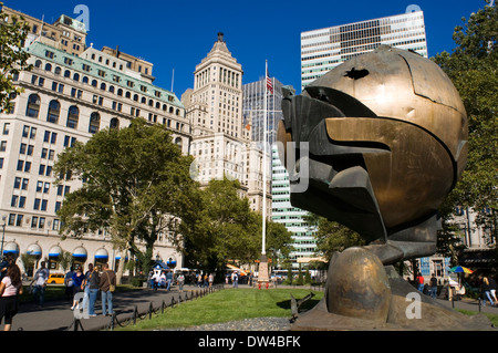 Goldene Kugel, die Kugel des deutschen Bildhauers Fritz Koenig auf dem Gelände des World Trade Center in New York, widerstanden den Zusammenbruch. Stockfoto