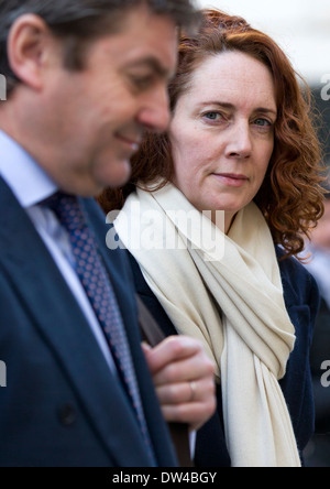 Frühere News International Chief Executive Rebekah Brooks (R) und ihr Ehemann Charlie Brooks kommen an Old Bailey in London. Stockfoto