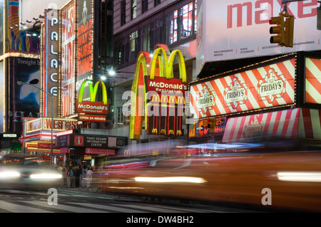 Times Square. 1560 Broadway, zwischen 46th und 47th Street. Telefon 212-869-5667 (08:00 bis 20:00). Fast 30 Millionen Besuch Stockfoto