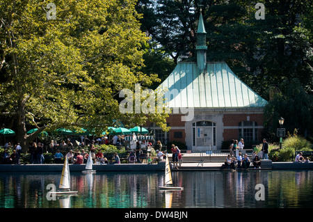 Central Park. Wintergarten-Wasser. Das Konservatorium Wasser, auch genannt Modell Boot Pfund, ist ein Teich in dem Wochenende Enthusiasten Stockfoto