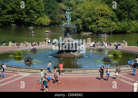 Bethesda Fountain, Central Park, New York City. Die Skulptur ist Angel of Waters zu nennen und wurde im Jahre 1873 von Emma Stebbins entworfen. Zentralen Park. Bethesda-Brunnen und Terrasse. Auf der Südseite des Teiches heißt dieser Platz, der in einem riesigen kreisförmigen Brunnen mit einer Statue gipfelt Engel der Wasser hier im Jahre 1842 eingeführt. Vom oberen Ende der Treppe haben Sie gute Sicht auf die Quelle zu den Seegrund. Stockfoto