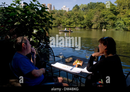 Das wunderbar Noble Loeb Central Park Bootshaus, Manhattan New York City. Central Park. Loeb Boathouse. In der Mitte Stockfoto