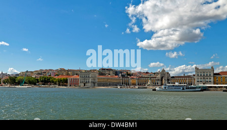 Blick vom Fluss Tagus auf die imposante architektonische Schönheit des Praça do Comércio, Lissabon, Baixa, Portugal. Stockfoto