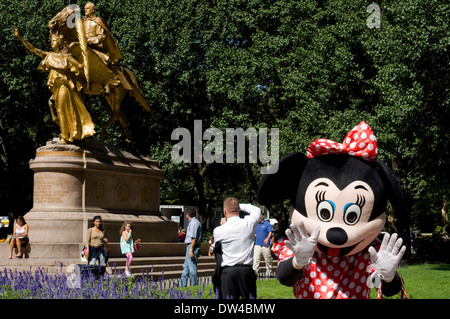 Minnie im Central Park. Der berühmte General William Tecumseh Sherman Statue gegenüber dem Plaza Hotel. Central Park Stockfoto