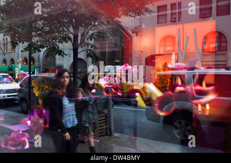 Reflexion des Fensters ein trendiges Hotel in der Nähe der Stadt Zentrum für Musik und Tanz im Theater District. Eine vollständige und abwechslungsreiche Stockfoto