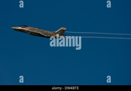Ein US Air Force F-35A Lightning II Kämpfer Flugzeuge Streifen über den Himmel über Eglin Air Force Base und kommen, um nach einer Schulung Sortie 3. April 2013 in Fort Walton Beach, Florida landen. Stockfoto