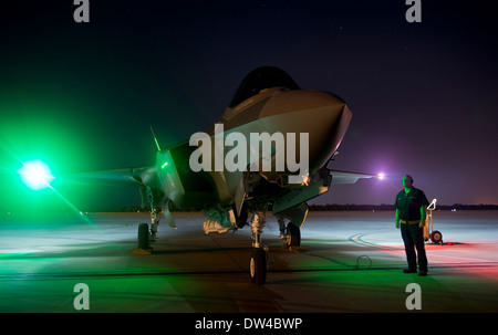 Ein US Air Force Wartung Chef Monitore eine F-35A Lightning II Jagdflugzeug während einer Wartung Motor laufen auf Eglin Air Force Base 12. Dezember 2013 in Fort Walton Beach, Florida. Stockfoto