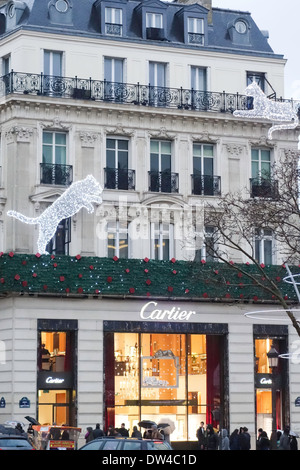 Weihnachtsschmuck an der Fassade von Cartier, die aufbauend auf den Champs Elysees, Paris, Frankreich Stockfoto