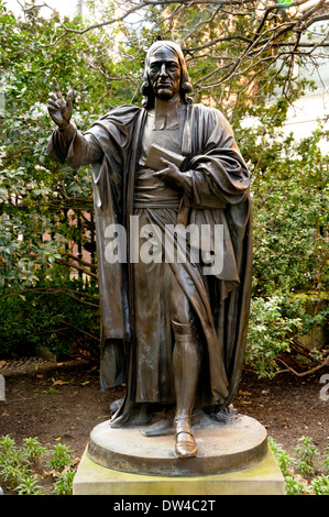 London, England, Vereinigtes Königreich. Statue (1988; Kopieren des Originals von Samuel Manning) von John Wesley (Methodist) von St. Pauls Cathedral Stockfoto
