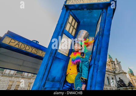 Ein Mann, gekleidet in bunten Kleidern ergibt sich aus einem "Tardis" am St. Patricks Day-event Stockfoto