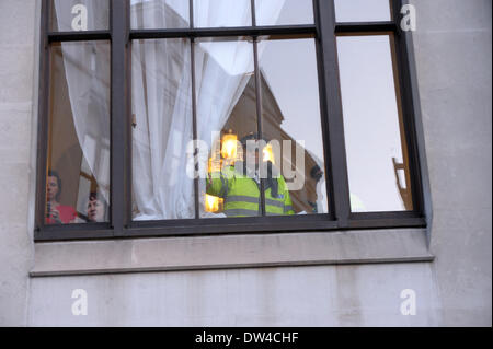 London, UK. 26. Februar 2014. Polizei überwachen Menschenmengen aus Windows Old Bailey. Demonstranten fordern die Todesstrafe außerhalb der Old Bailey auf die Verurteilung der Mörder des Schlagzeugers Lee Rigby Credit: JOHNNY ARMSTEAD/Alamy Live News Stockfoto