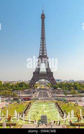 Wonderful Eiffelturm und Brunnen des Trocadero mit blauem Himmel in Paris Frankreich Stockfoto