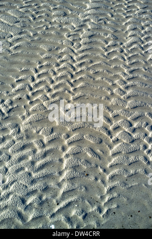 dh Sand Muster TEXTUR HINTERGRÜNDE HINTERGRUND MUSTER Abstrakte Ebbe Meeresboden zurück Tropfen aus nächster Nähe Stockfoto