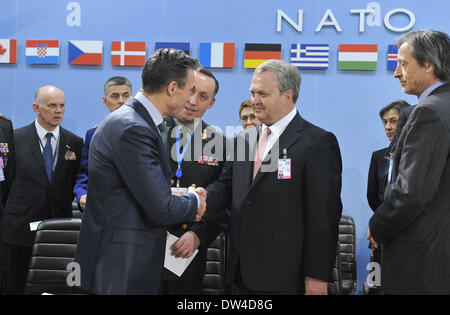 Brüssel, Belgien. 27. Februar 2014. NATO-Generalsekretär Anders Fogh Rasmussen (L, vorn) schüttelt die Hand mit der Ukraine erste Vize-Verteidigungsminister Oleksandr Oliynyk (2. R Front) vor dem Treffen der NATO-Ukraine-Kommission während der 2-tägigen Tagung der NATO Defence Minister am Hauptsitz in Brüssel, Hauptstadt von Belgien, 27. Februar 2014. Bildnachweis: Ye Pingfan/Xinhua/Alamy Live-Nachrichten Stockfoto