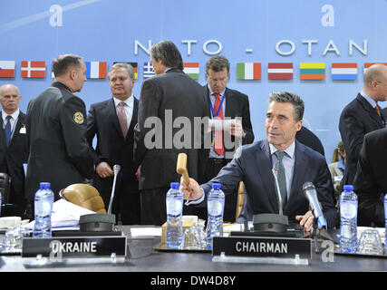 Brüssel, Belgien. 27. Februar 2014. NATO-Generalsekretär Anders Fogh Rasmussen (vorne) startet die Sitzung der NATO-Ukraine-Kommission während der 2-tägigen Tagung der NATO Defence Minister am Hauptsitz in Brüssel, Hauptstadt von Belgien, 27. Februar 2014. Bildnachweis: Ye Pingfan/Xinhua/Alamy Live-Nachrichten Stockfoto