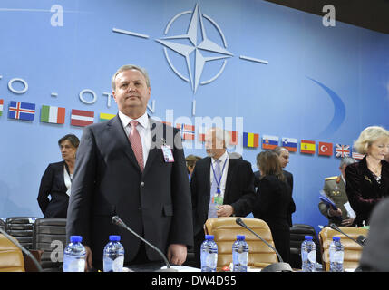 Brüssel, Belgien. 27. Februar 2014. Der Ukraine erster Stellvertreter des Ministers der Verteidigung Oleksandr Oliynyk kommt auf dem Treffen der NATO-Ukraine-Kommission während der 2-tägigen Tagung der NATO Defence Minister am Hauptsitz in Brüssel, Hauptstadt von Belgien, 27. Februar 2014. Bildnachweis: Ye Pingfan/Xinhua/Alamy Live-Nachrichten Stockfoto