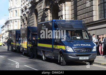 London, UK. 26. Februar 2014. Demonstranten fordern die Todesstrafe außerhalb der Old Bailey auf die Verurteilung der Mörder des Schlagzeugers Lee Rigby Credit: JOHNNY ARMSTEAD/Alamy Live News Stockfoto