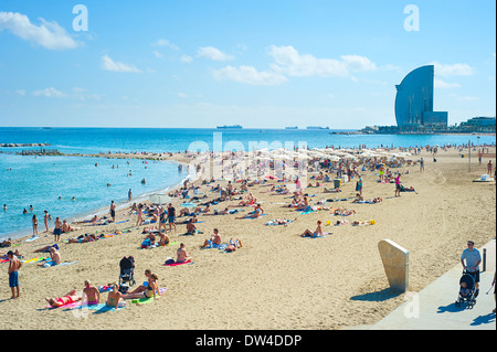 Menschen am Stadtstrand von Barcelona. 400 Meter lang, ist es eines der 10 besten Stadtstrände der Welt. Stockfoto