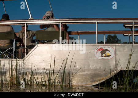 Segeln bei Sonnenuntergang auf einem Schnellboot im Wasser Safari Camp in Eagle Island Camp von Orient-Express, außerhalb des Moremi Game Orchesterprobe Stockfoto