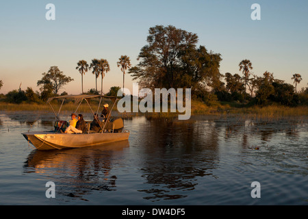 Segeln bei Sonnenuntergang auf einem Schnellboot im Wasser Safari Camp in Eagle Island Camp von Orient-Express, außerhalb des Moremi Game Orchesterprobe Stockfoto