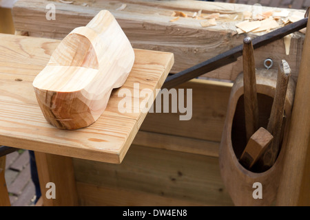 Die Herstellung der traditionellen holländischen Holzschuhe Stockfoto