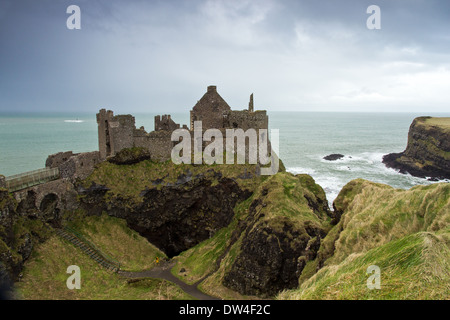 Dunluce Castle, eine mittelalterliche Burgruine in Nordirland Stockfoto