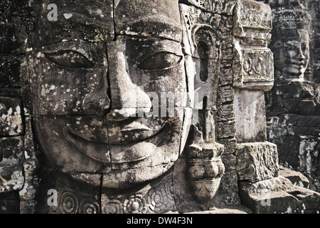 Eines der riesigen steinernen Gesichter am Bayon Tempel in Angkor Wat, Kambodscha Stockfoto