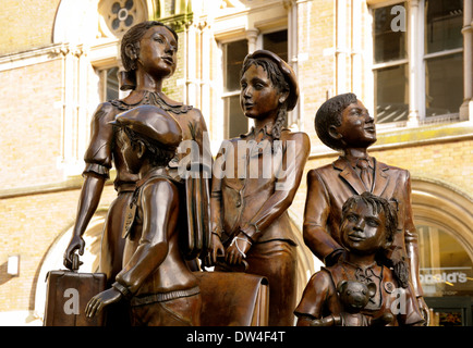 London, England, Vereinigtes Königreich. Kinder der Kindertransport-Denkmal (2006; Frank Meisler) in Liverpool Street Station Stockfoto