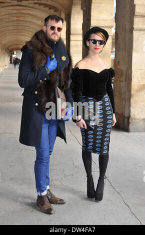 Herr Watine und Miss Delaby posiert auf der Straße außerhalb der Moon Young Hee während der Paris Fashion Week - 25. Februar 2014 - Foto-show: Start-und Landebahn Manhattan/Celine Gaille Stockfoto