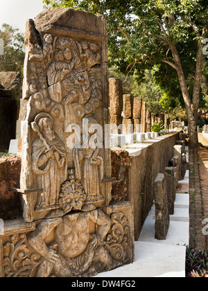 Indien, Goa, alte Velha Goa, Kolonialzeit Grabstein mit traditionellen indischen Design mit christlichen Symbolen Stockfoto