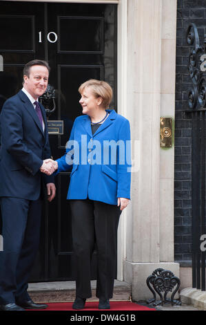 London, UK. 27. Februar 2014. 27. Februar 2014. Downing Street, London, Uk. Die deutsche Bundeskanzlerin Angela Merkel wird von dem britischen Premierminister David Cameron in der Downing Street nach Bewältigung beider Houses of Parliament in London begrüßt. Bildnachweis: Lee Thomas/Alamy Live-Nachrichten Stockfoto