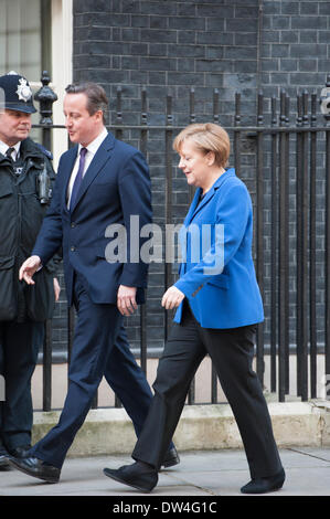 London, UK. 27. Februar 2014. 27. Februar 2014. Downing Street, London, Uk. Die deutsche Bundeskanzlerin Angela Merkel wird von dem britischen Premierminister David Cameron in der Downing Street nach Bewältigung beider Houses of Parliament in London begrüßt. Bildnachweis: Lee Thomas/Alamy Live-Nachrichten Stockfoto