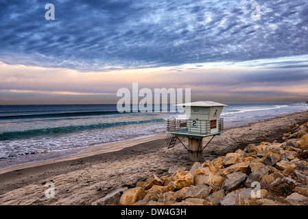 Rettungsschwimmer-Turm und Torrey Pines State Beach. San Diego, California, Vereinigte Staaten von Amerika. Stockfoto