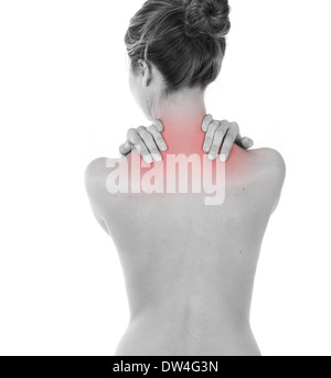 Frau mit Hals und Trapezius Schmerzen, isoliert auf weiss Stockfoto