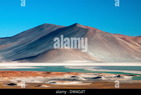 Die Laguna Tuyajto salt Lake in der Nähe von San Pedro de Atacama in der Hochebene von Antofagasta Region von Chile, Südamerika Stockfoto