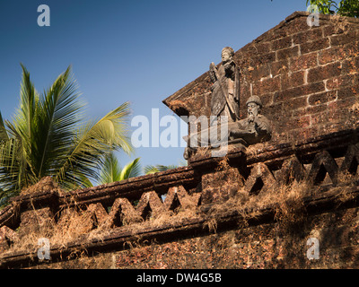 Indien, Goa, alte Velha Goa, portugiesischen Ära Figuren Dekoration Vizekönig Arch Stockfoto