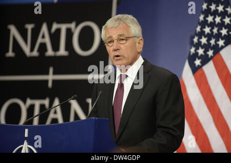 Brüssel, Belgien. 27. Februar 2014. US-Verteidigungsminister Chuck Hagel spricht während einer Pressekonferenz am Ende von einem 2-Tages NATO Defence Minister treffen auf NATO Hauptquartier in Brüssel, Hauptstadt von Belgien, 27. Februar 2014. Bildnachweis: Ye Pingfan/Xinhua/Alamy Live-Nachrichten Stockfoto