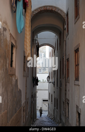 Eine Frauen-Spaziergänge in der Alfama, das älteste Viertel in Lissabon, Portugal. Stockfoto