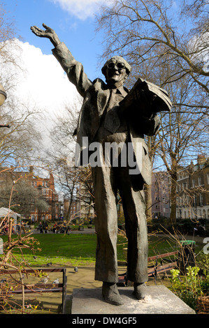 London, England, Vereinigtes Königreich. Fenner Brockway, Baron Brockway in Red Lion Square-Statue (1985, von Ian Walters) Stockfoto