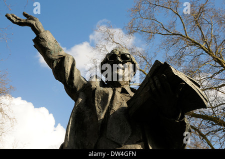 London, England, Vereinigtes Königreich. Fenner Brockway, Baron Brockway in Red Lion Square-Statue (1985, von Ian Walters) Stockfoto