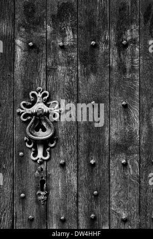 Alte Eiche Kirche Tür und Schmiedearbeiten griff Detail. England. Schwarz und Weiß Stockfoto