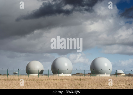 Kuppeln über Radar Scanner an RAF Croughton. Northamptonshire, England Stockfoto